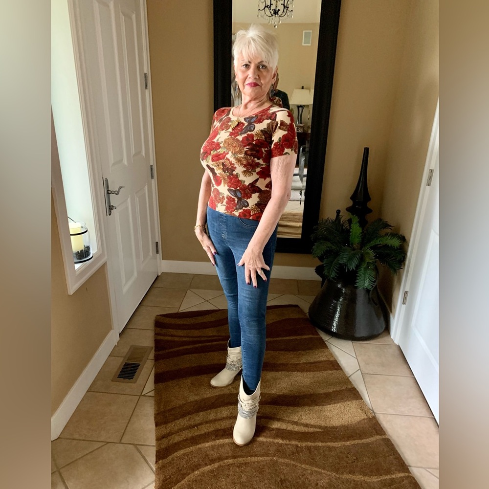 LN VINTAGE BERGDORF GOODMAN 100% CASHMERE SHORT SLEEVE SWEATER. BEAUTIFUL.